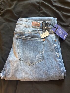 Women’s Light Wash Straight Leg Jeans